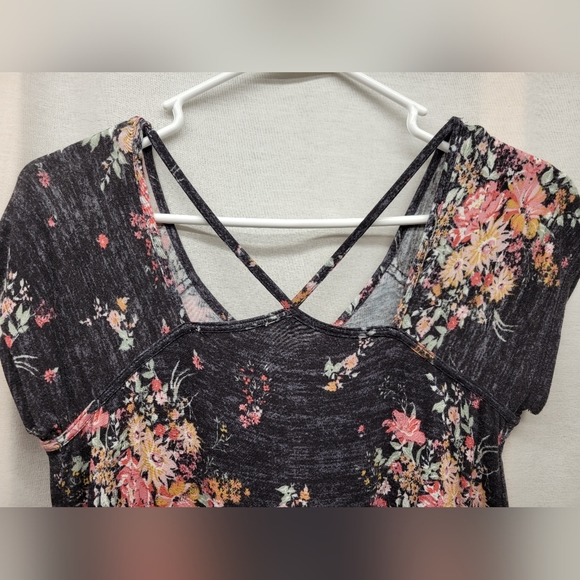 Rewind Size Small Top With Cut Out Back Black With Floral Pattern - Picture 5 of 6